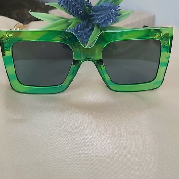 Square Sunglasses. Color green. Chain Temple UV Protection Sunglasses. - Picture 10 of 11